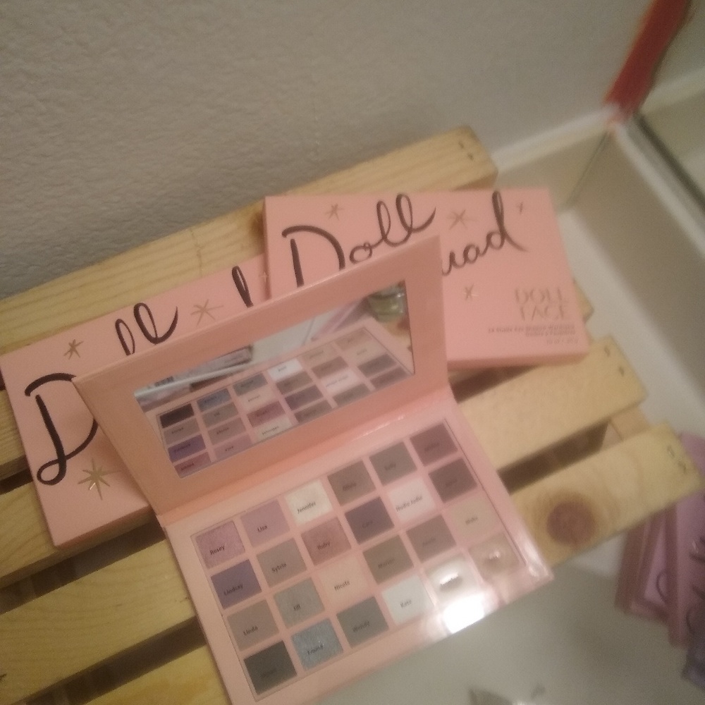 DOLL FACE LARGE SHADOW PALLET